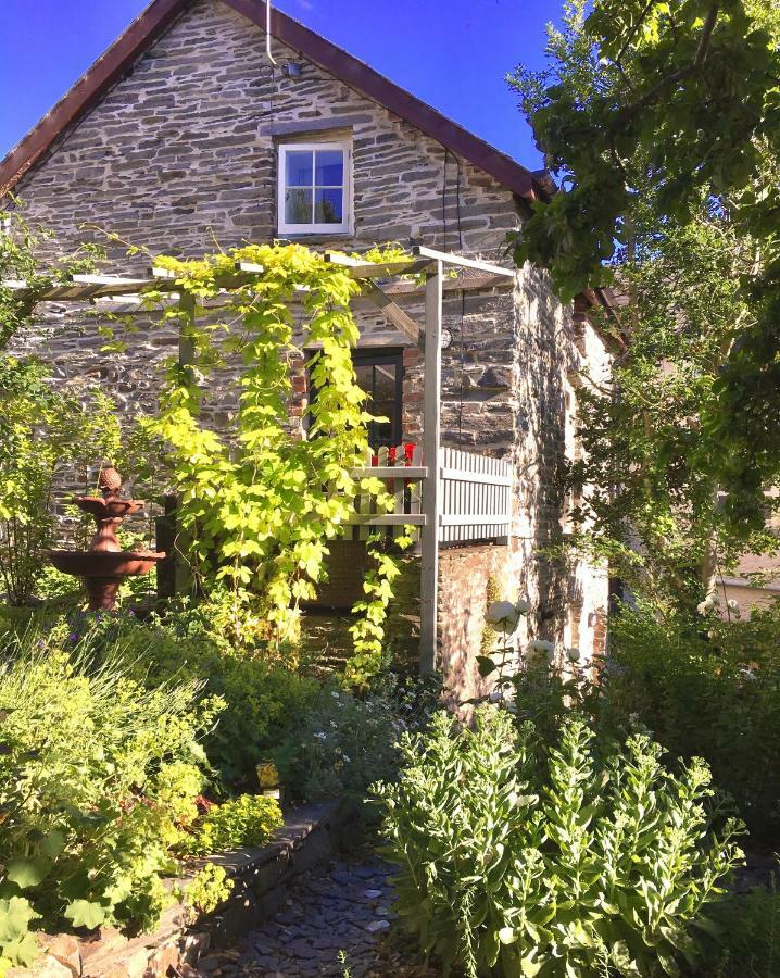 The Attic Apartment, Quay Street Studios Cardigan Exterior photo